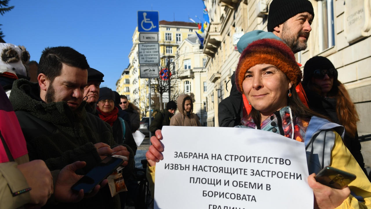 Десетки на протест пред Столичната община заради сеч в Борисовата градина