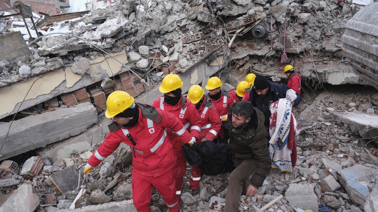 Жертвите на земетресенията в Турция и Сирия вече надхвърлиха 17 000 души