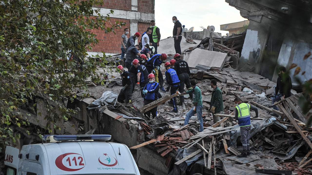 След повече от 150 часа спасители извадиха две живи деца изпод руините на сгради в Турция