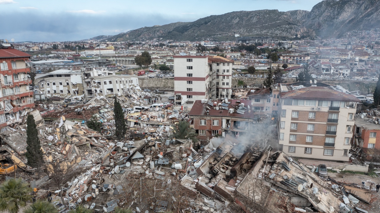 Вижте момента, в който земетресението удря Диарбекир и хората бягат от рушащите се сгради