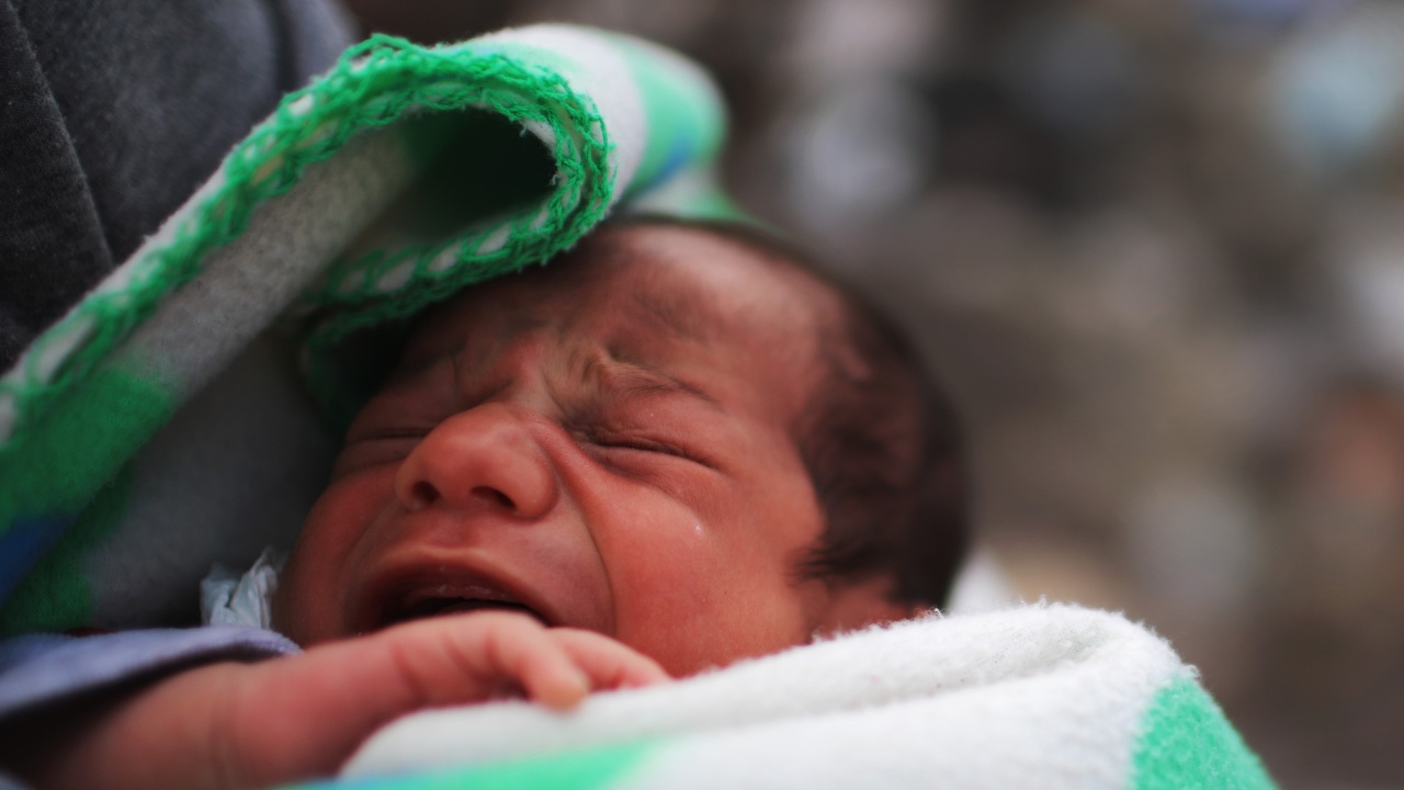 Гардероб запази живи жена и новороденото ѝ бебе 4 дни под руините