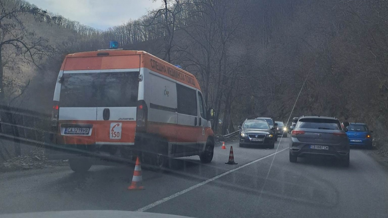 Линейка, полиция и пожарна на пътя София - Самоков, движението е блокирано