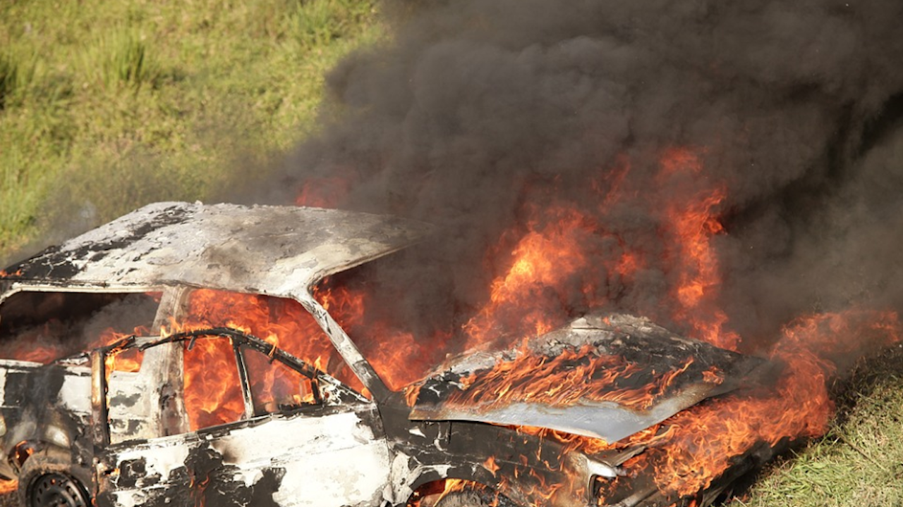 Кола с пиян шофьор зад волана се запали в движение в Добрич