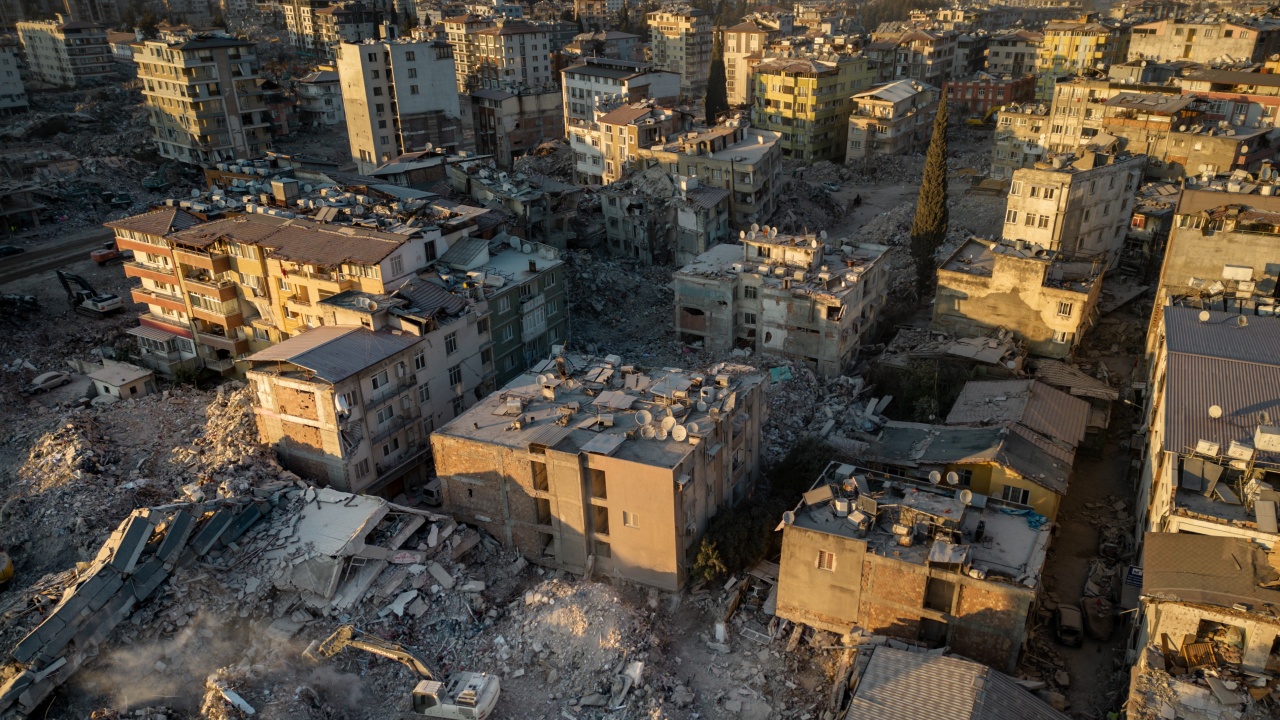Спасители издирват най-малко трима души след вчерашните земетресения в Хатай