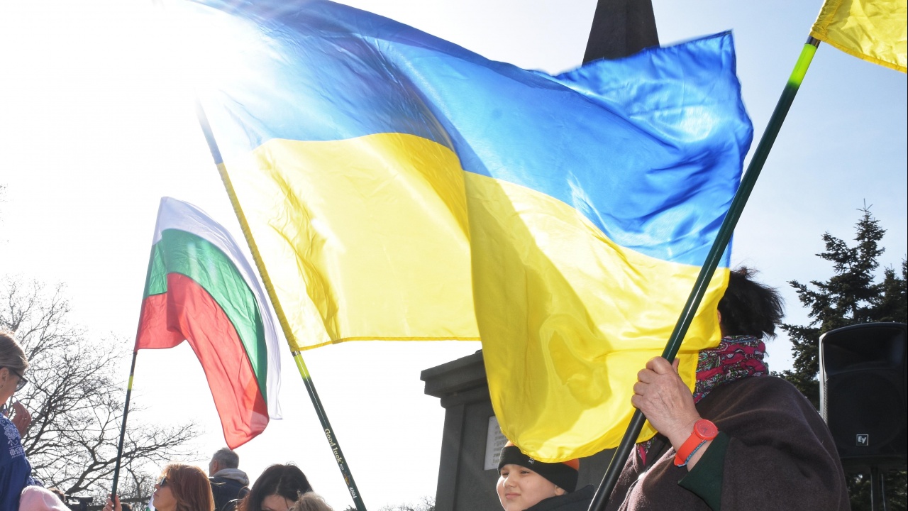 Стотици се събраха  във Варна на шествие в подкрепа на Украйна