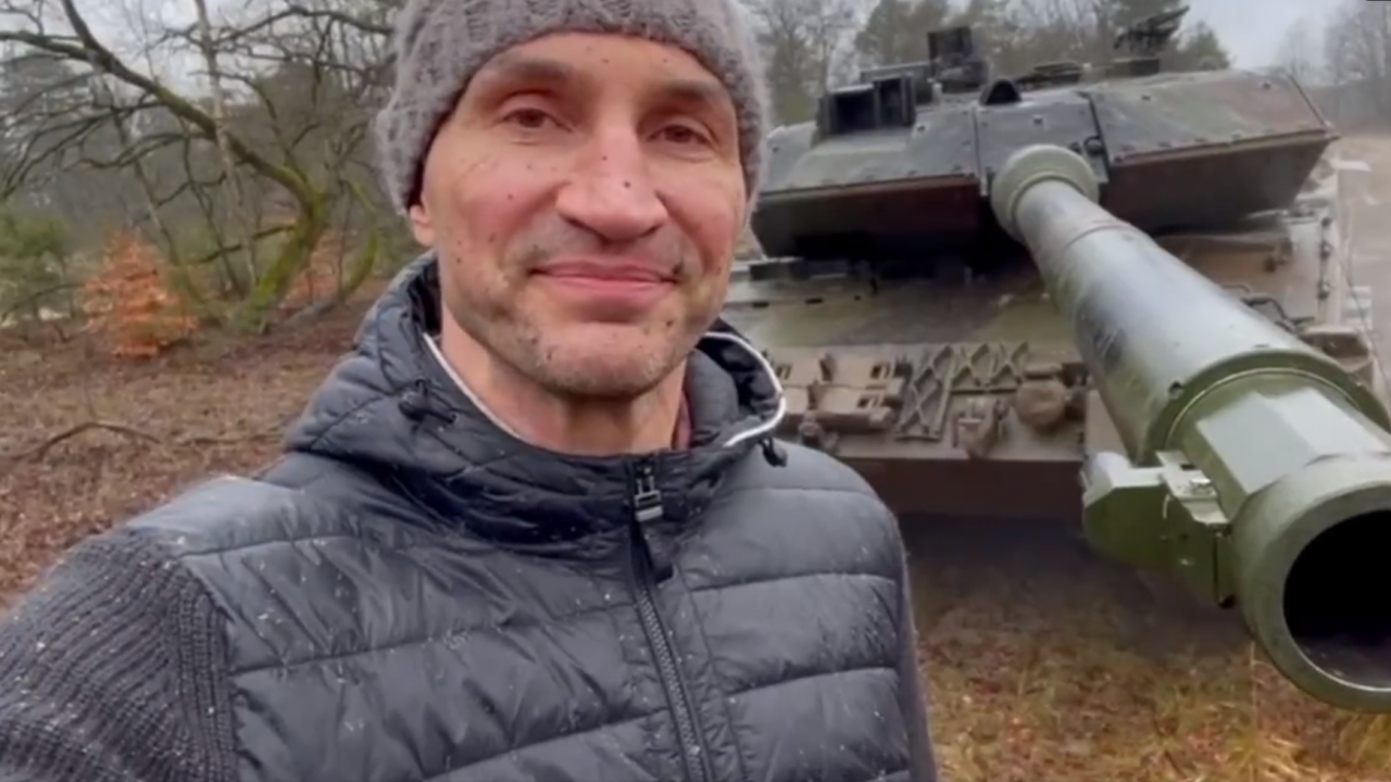 Владимир Кличко се качи на "Леопард": Благодаря за котето, Германия!