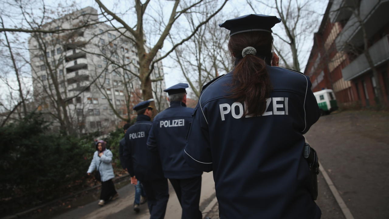 В Германия разбиха престъпна група, търгувала с фалшиви лични карти от България