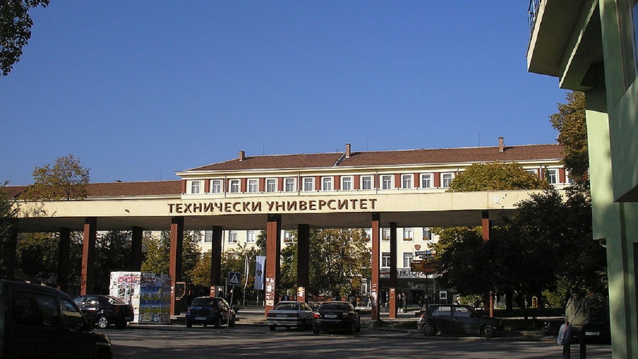 Паднала мазилка рани мъж в Техническия университет в София