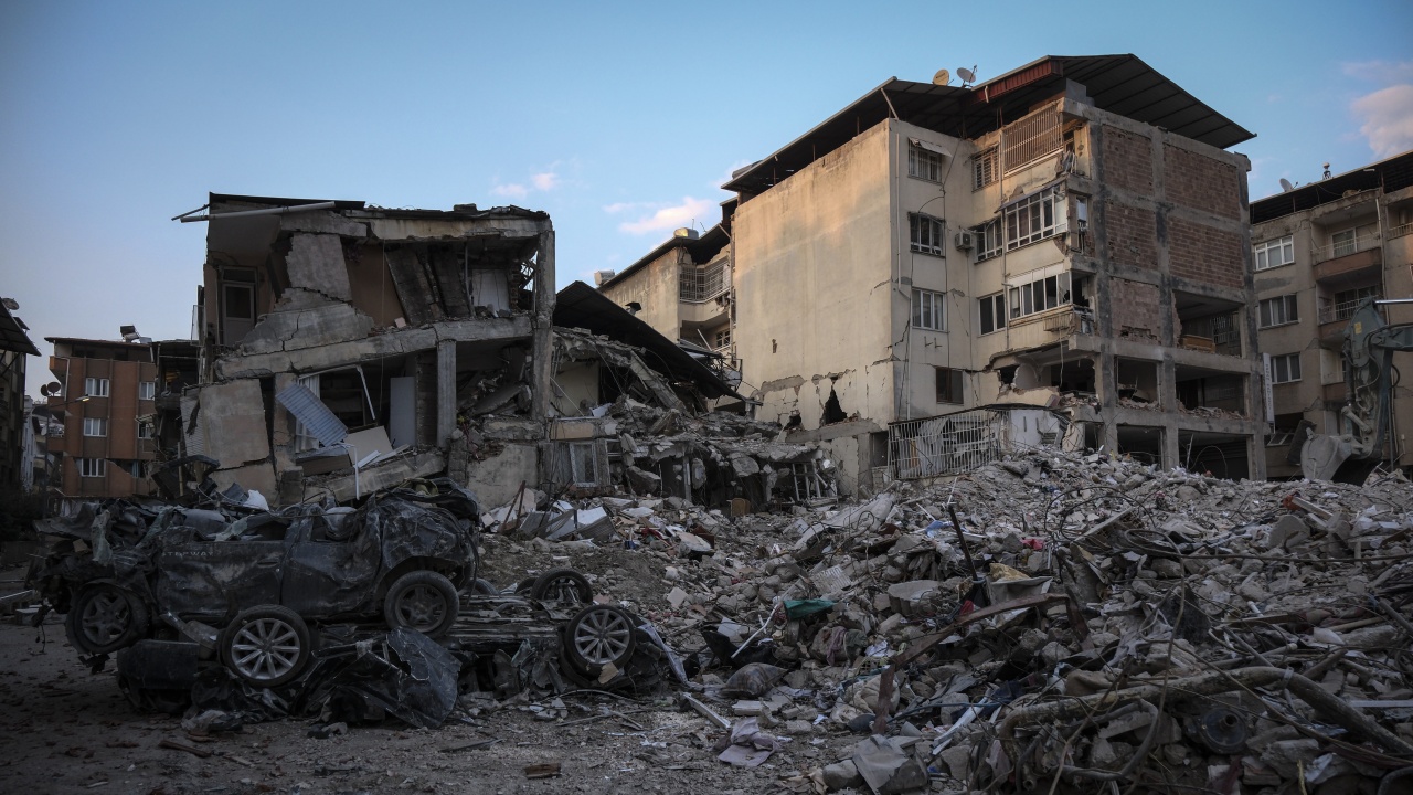 Шестетажна сграда се срути в Турция, издирват хора под отломките