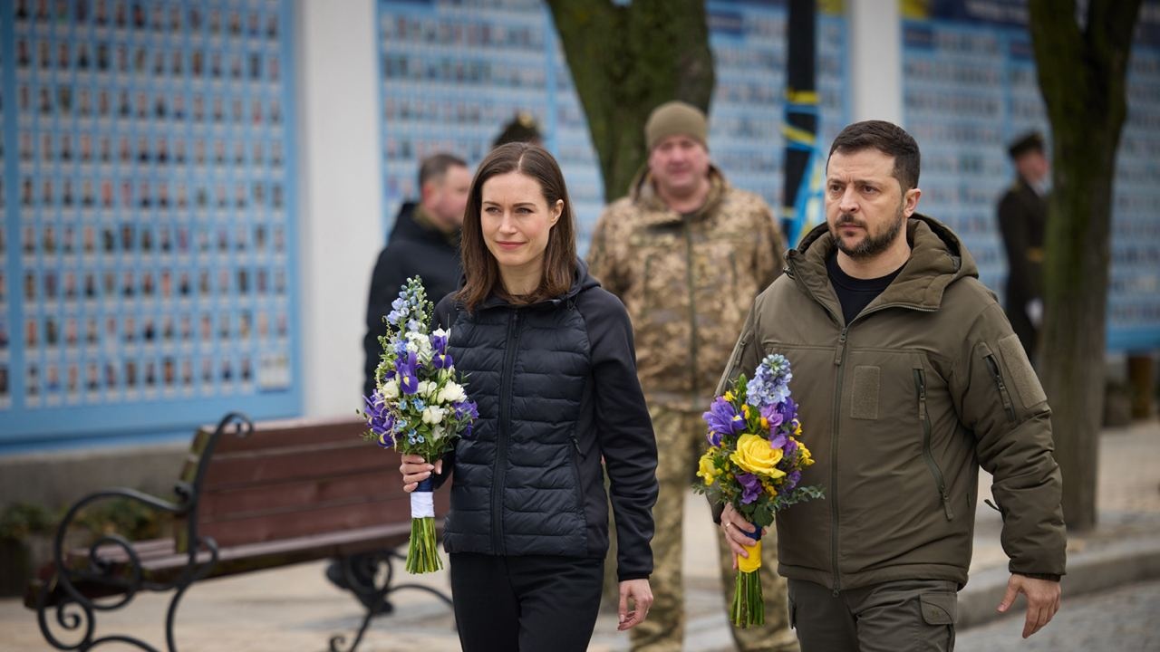 Премиерът на Финландия посети Киев, почете паметта на убит украински командир