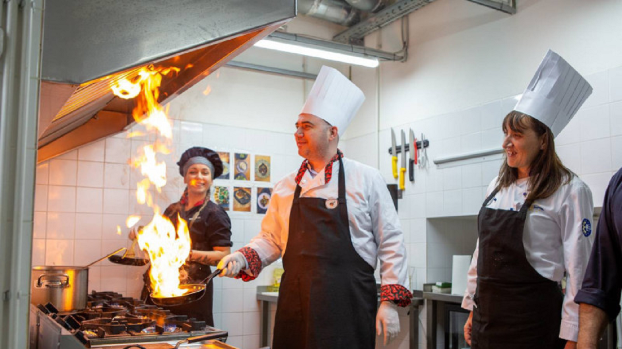 Министър Димитров участва в ученическото кулинарно състезание „На върха на пламъка“ в Габрово