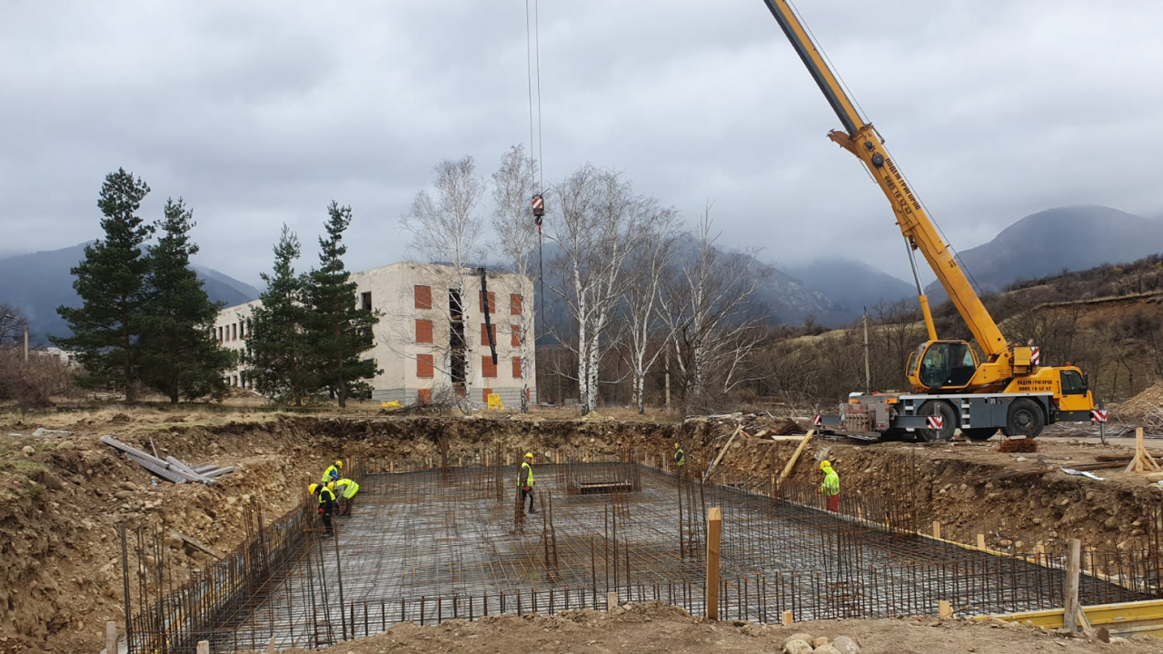 Изграждането на новия затвор в Самораново напредва