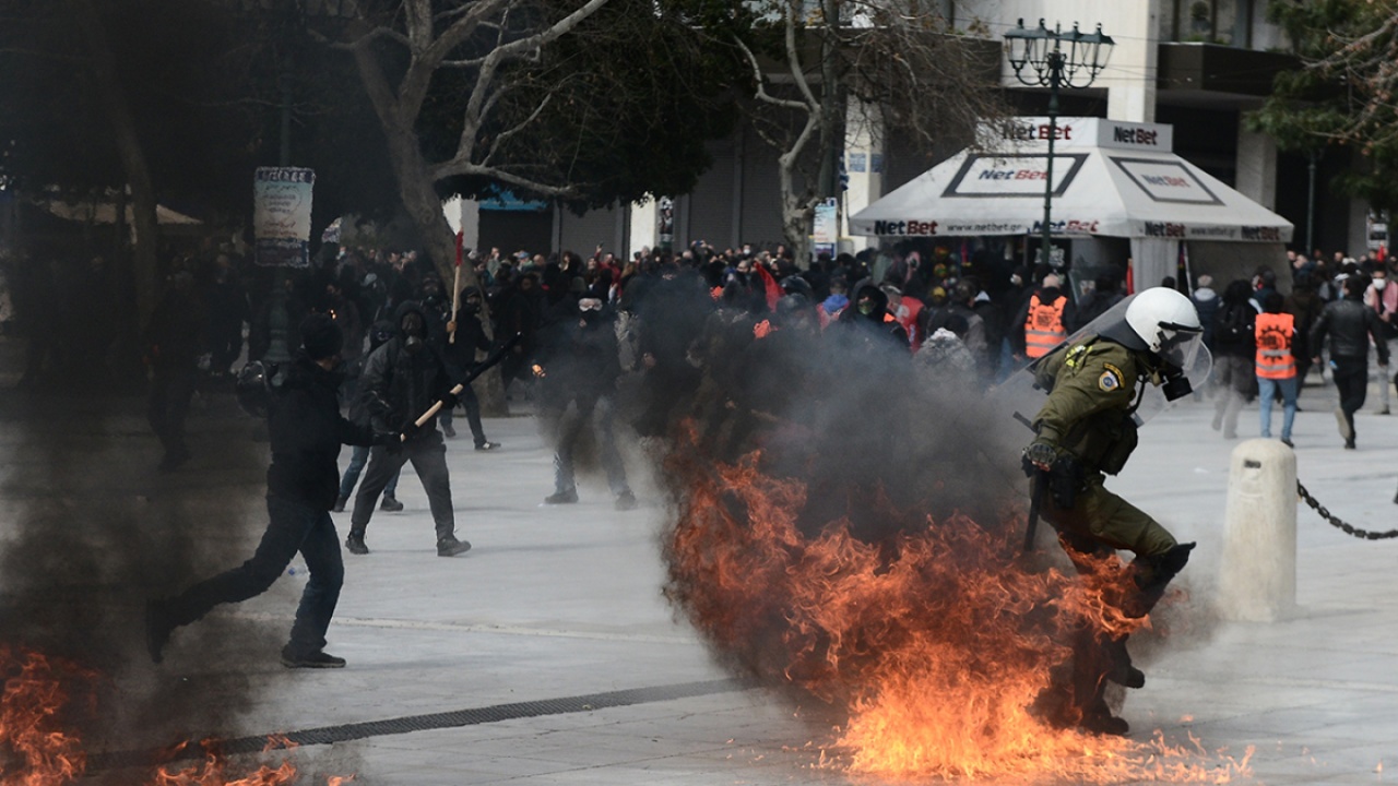 Сблъсъци между протестиращи и полицията по време на стачките в Гърция