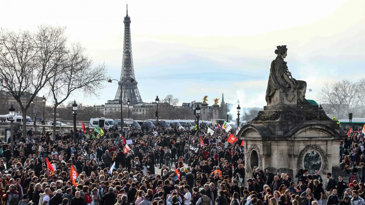 Сблъсъци между полиция и демонстранти в центъра на Париж