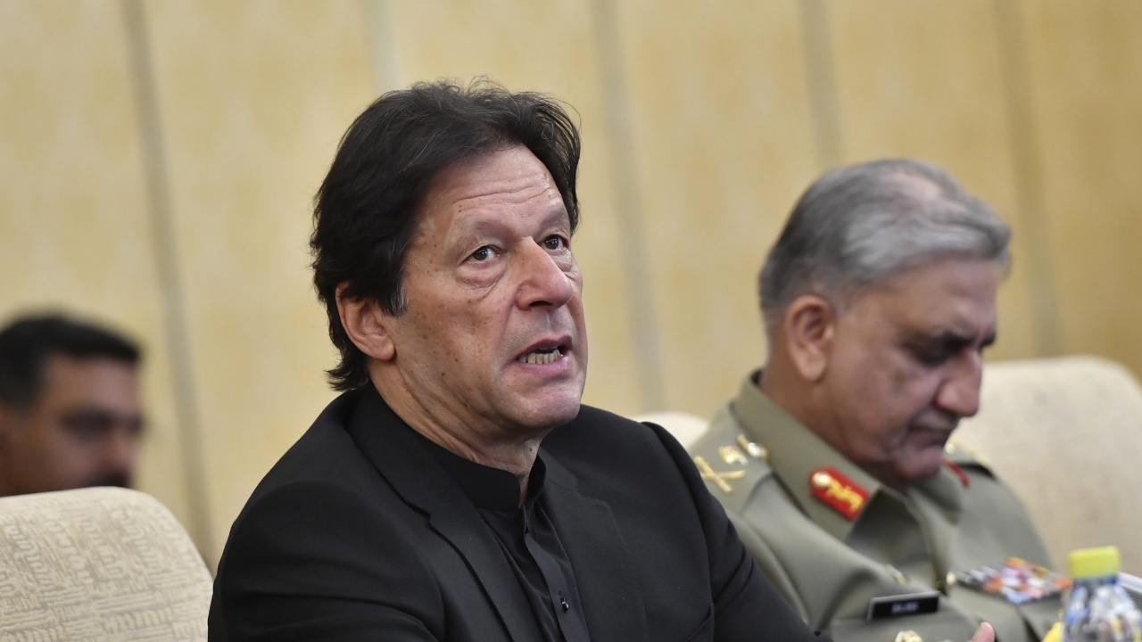 Повдигнаха обвинение в тероризъм на бившия премиер на Пакистан Имран Хан