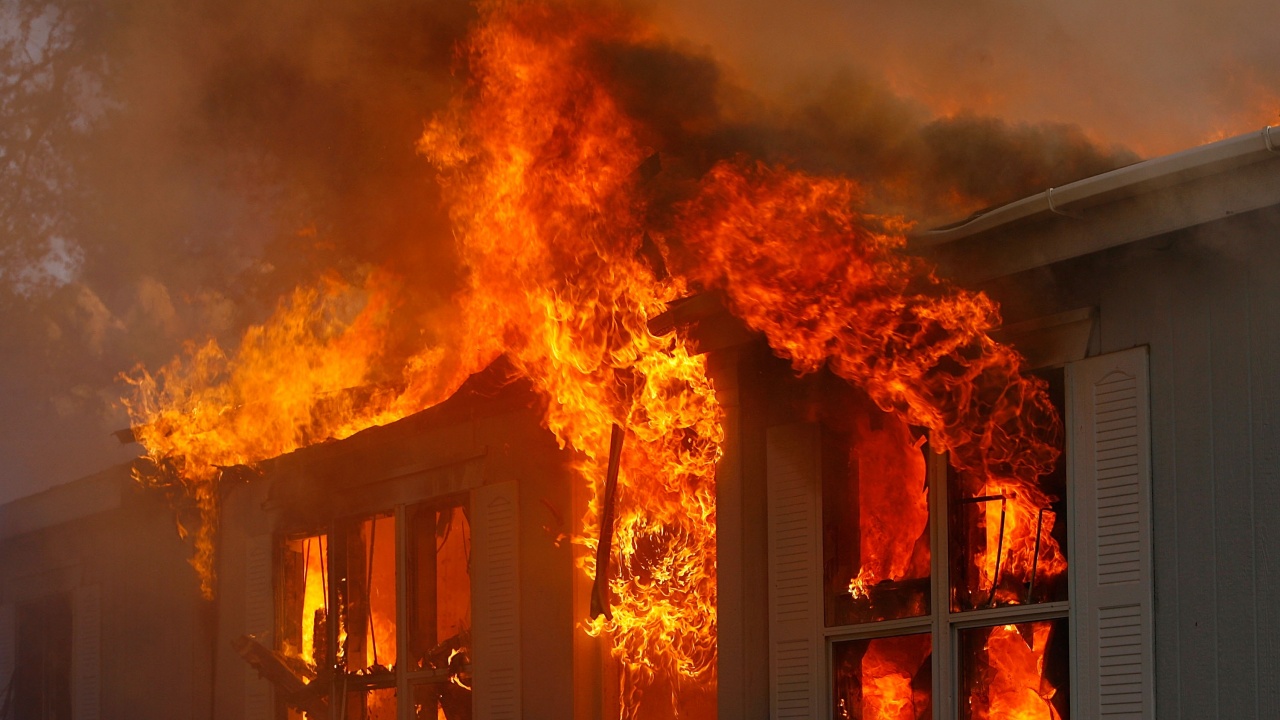 Изгоря апартамент в Бургас, засегнато е и друго жилище