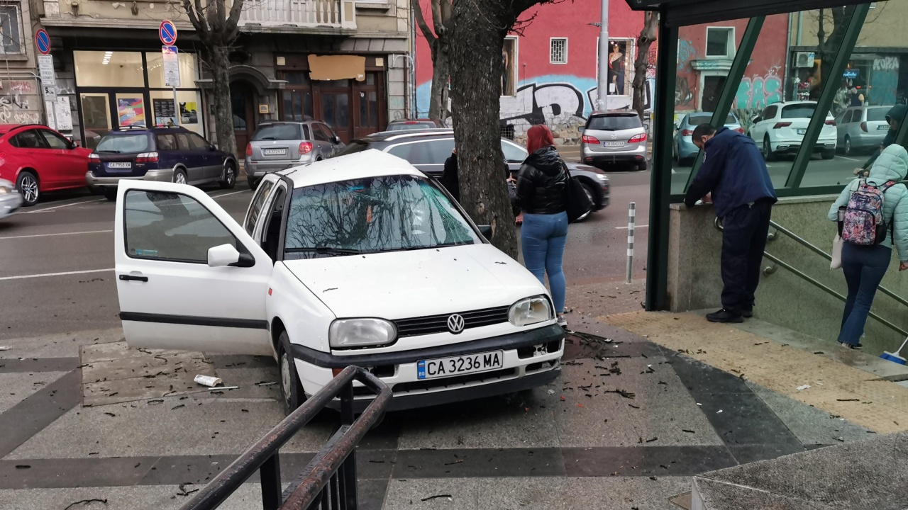 Кола се заби в дърво близо до метростанция в София