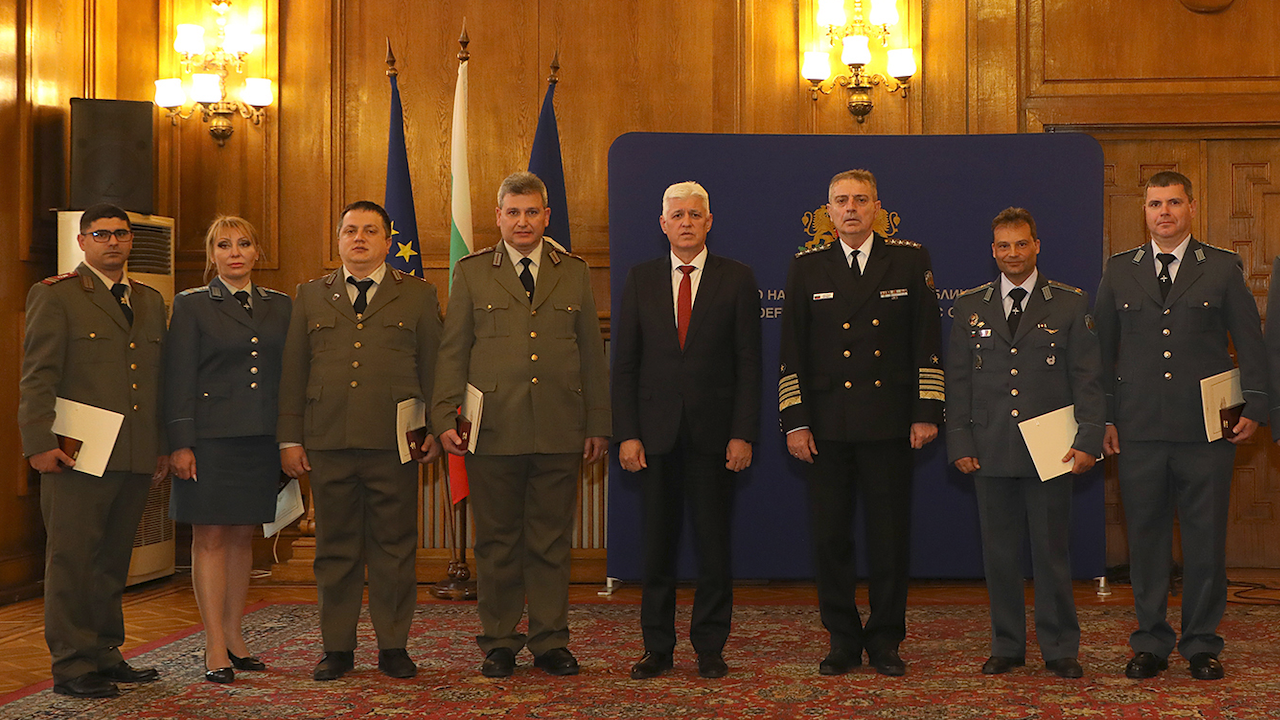 Министър Стоянов награди военнослужещи, помагали в спасителните акции в Турция и Сирия