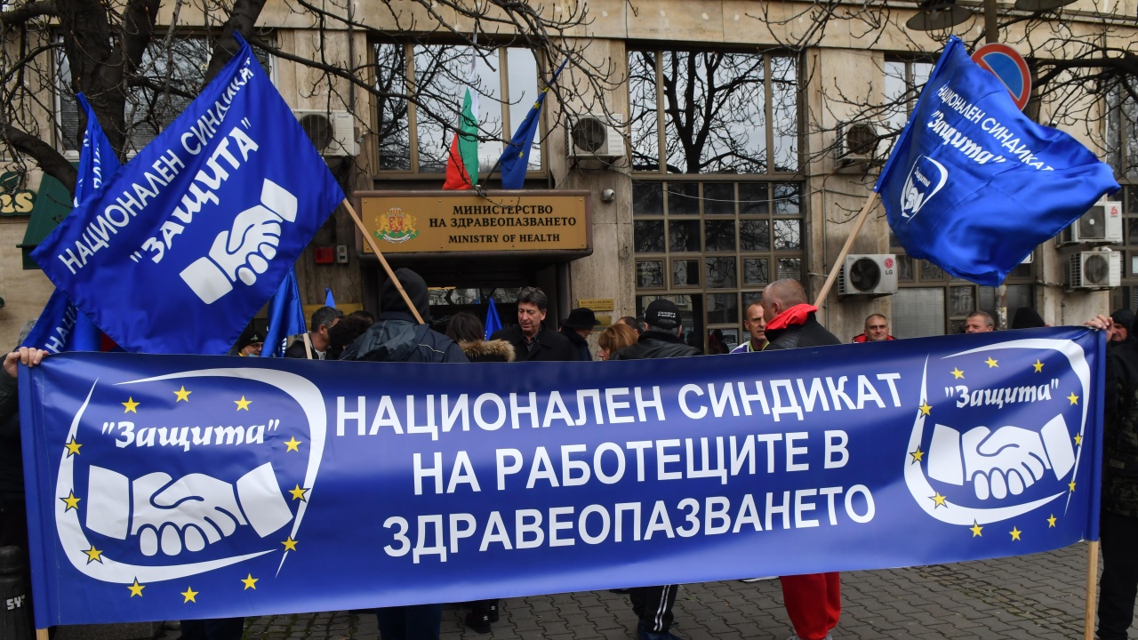 Протест на спешни медици блокира центъра на София