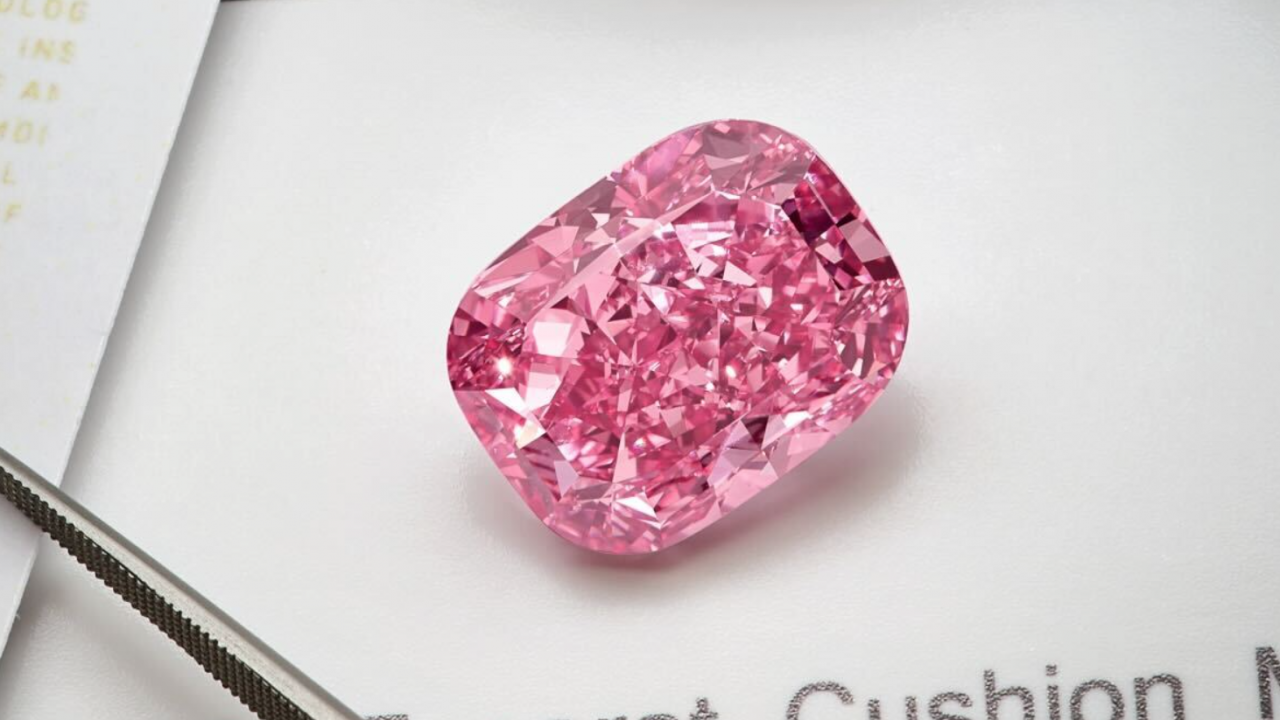 Рядък розов диамант, оценен на 35 милиона долара, отива на търг