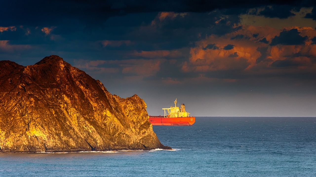 Пирати са отвлекли част от екипажа на датски петролен танкер