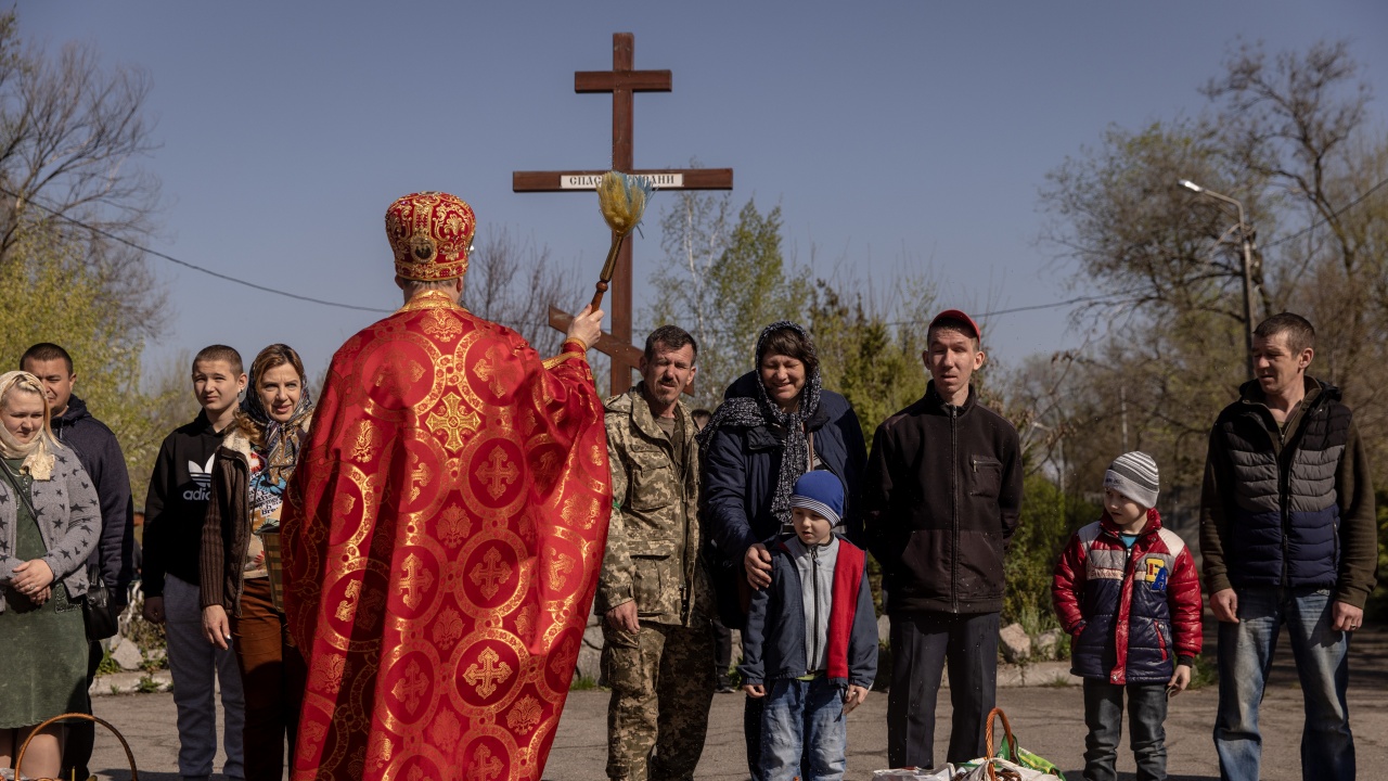Украински свещеник е арестуван за разврат с малките си дъщери