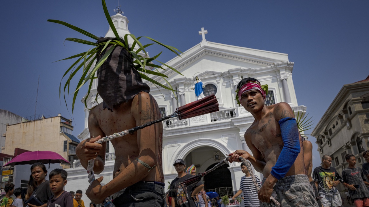 Филипински католици се самобичуваха преди Великден