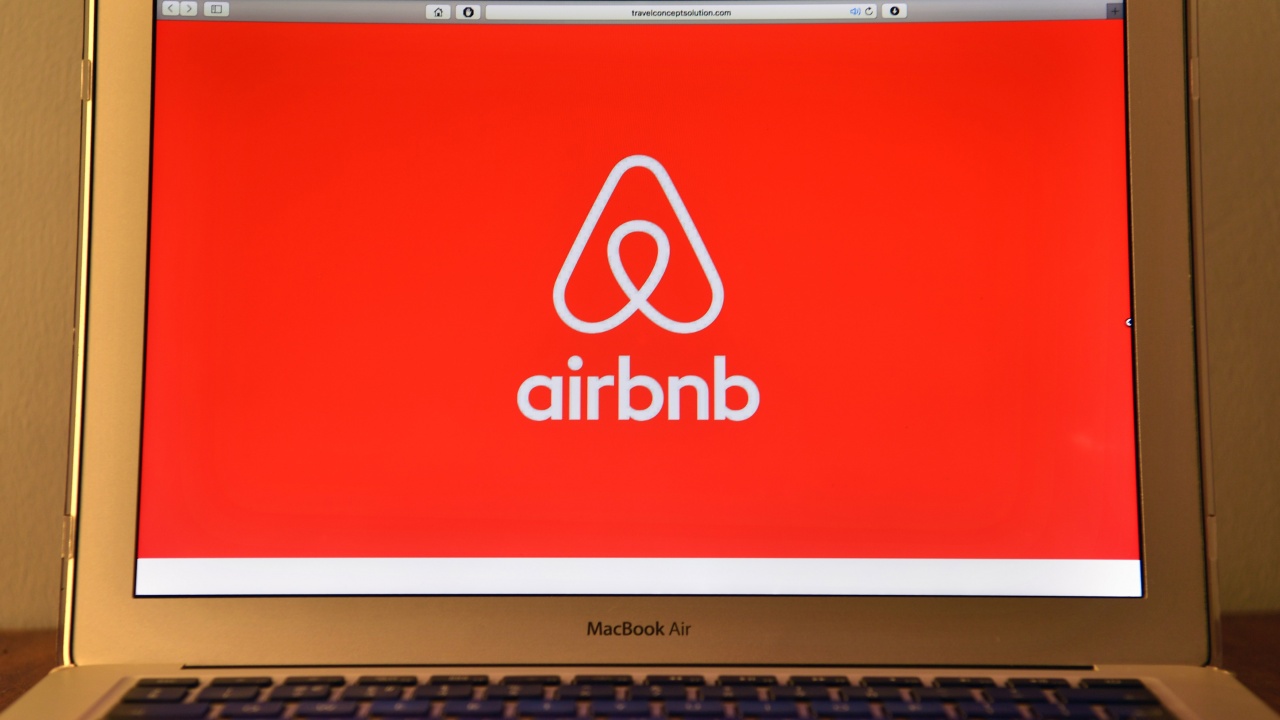 Акциите на Airbnb се сринаха
