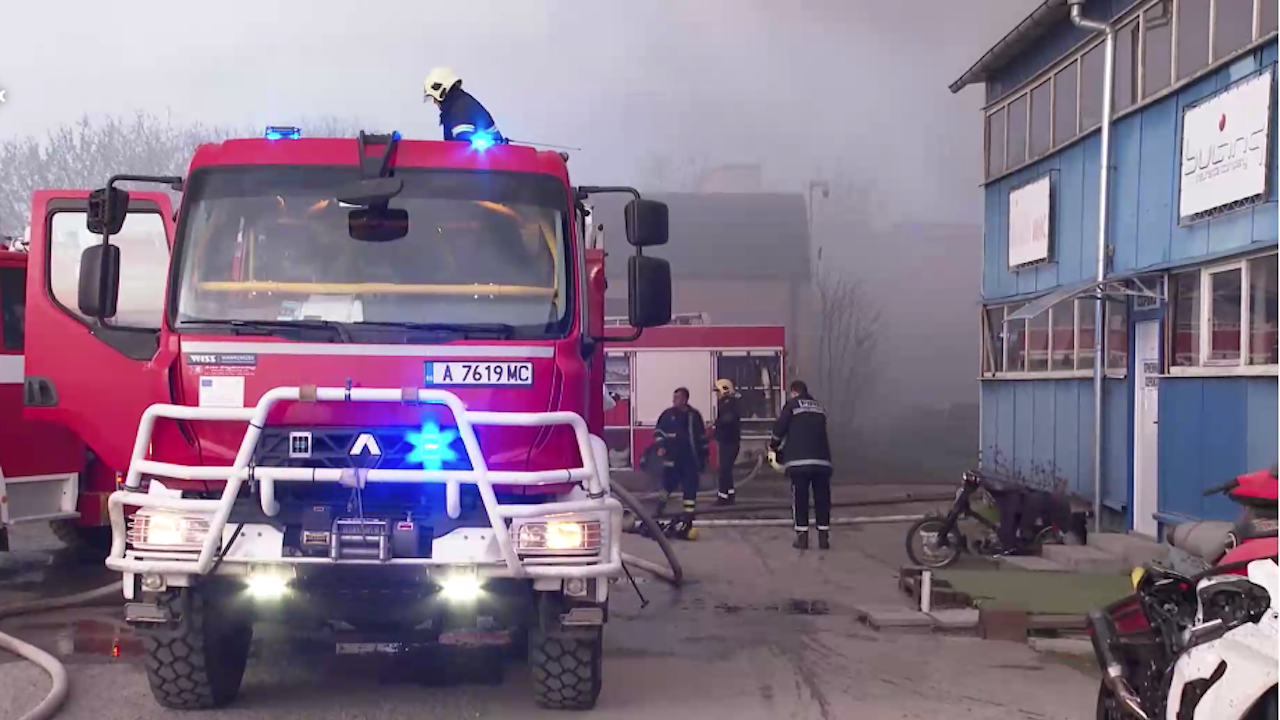 Пожар избухна в индустриалната зона на Бургас, има обгазени работници