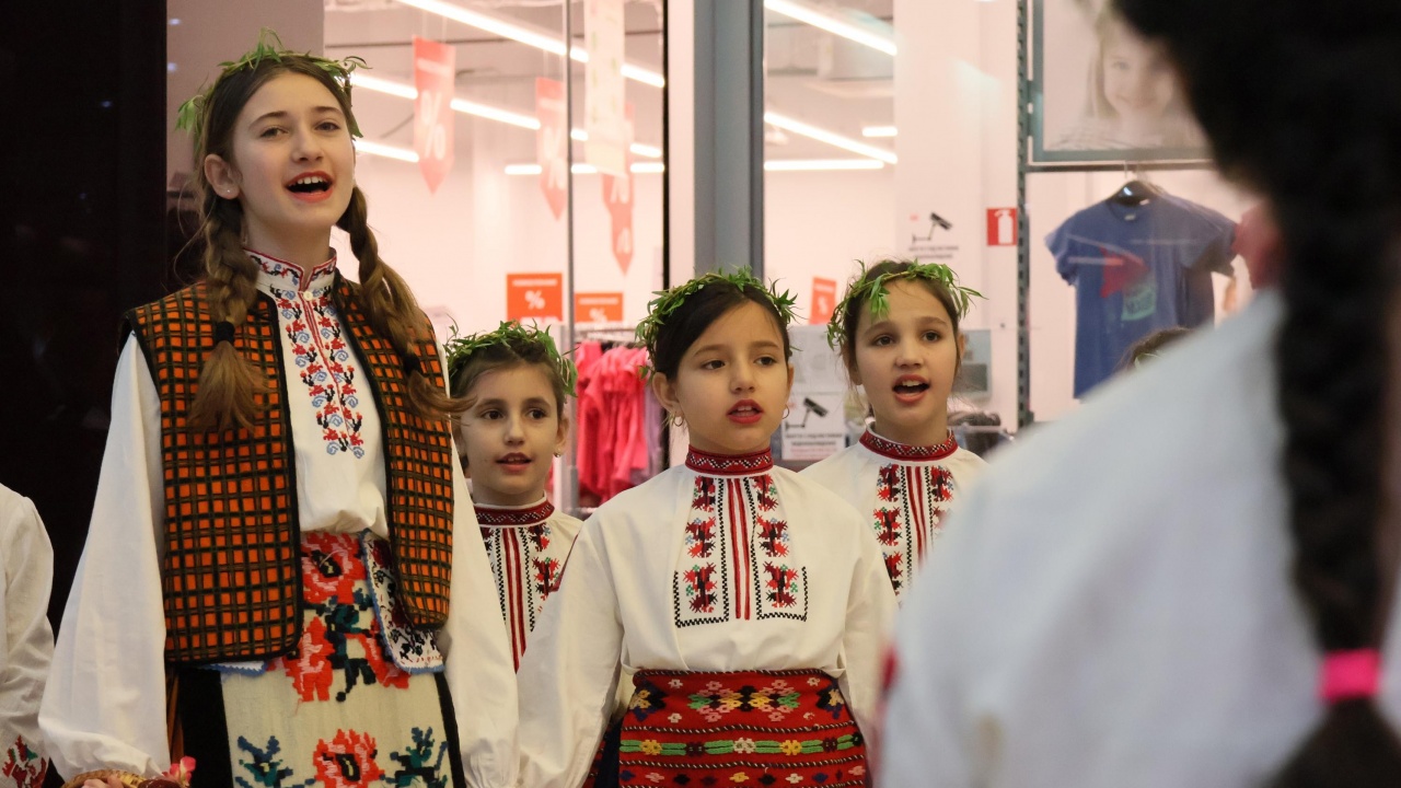 Девойки от фолклорен ансамбъл „Нашенчета” пресъздадоха празника Лазаровден в Плевен