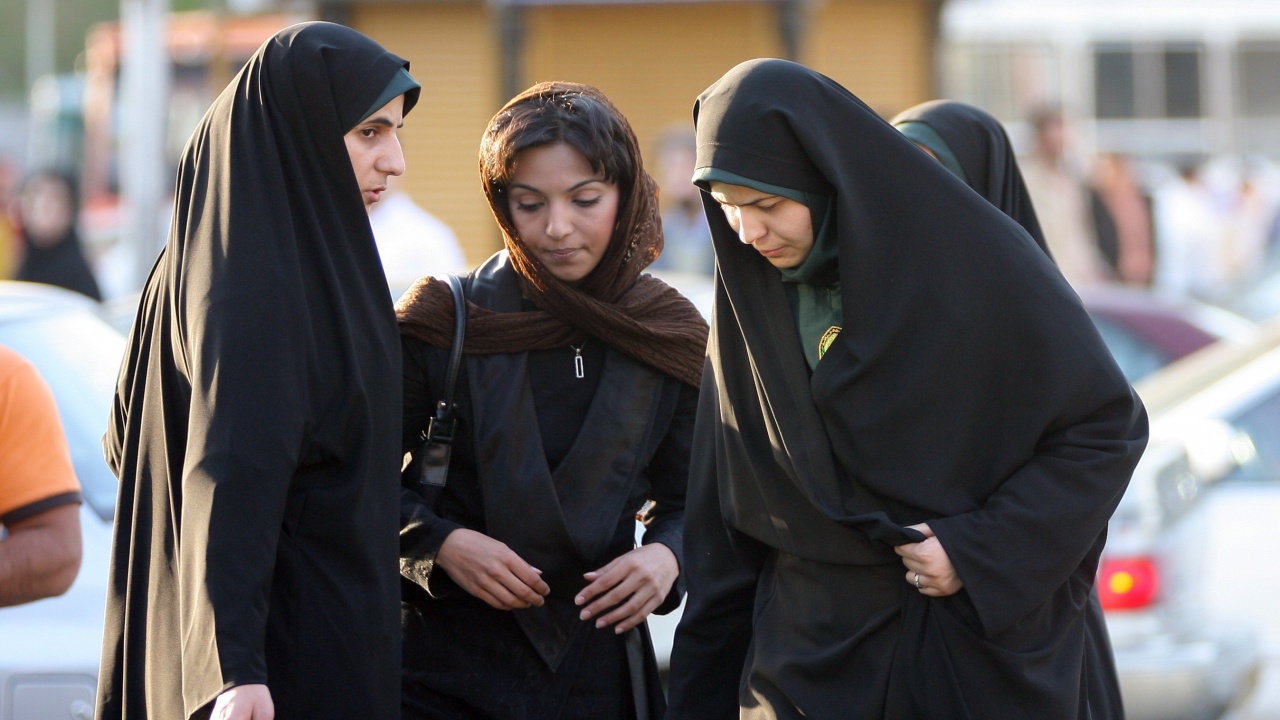 Иран поставя камери на обществени места, за да идентифицира и наказва жените, които не носят хиджаб