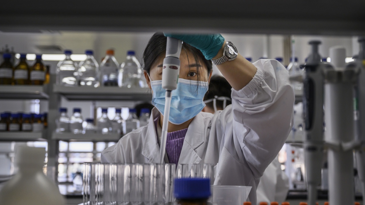 Китай настоява СЗО да заеме "научна и справедлива" позиция относно произхода на COVID-19