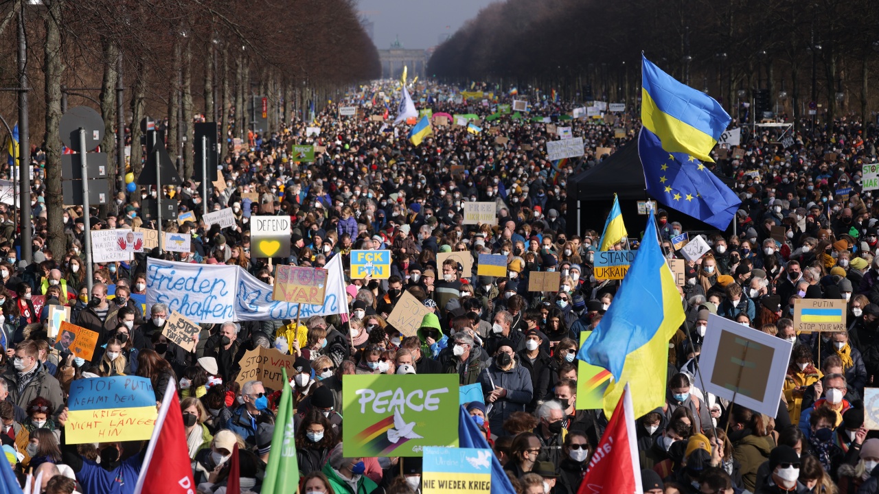Шествия в цяла Германия с искане за мир за Украйна и против превъоръжаването на Бундесвера