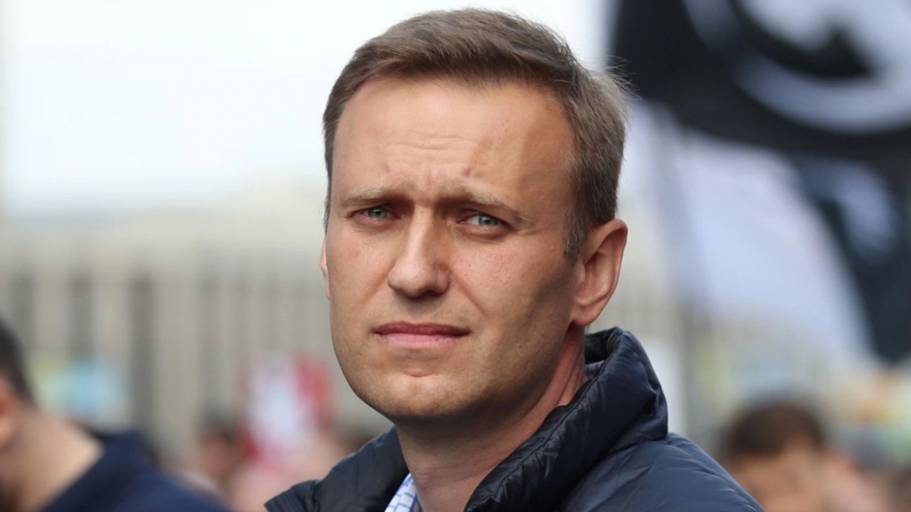 Навални страда от неизвестно заболяване и може би е бил отровен