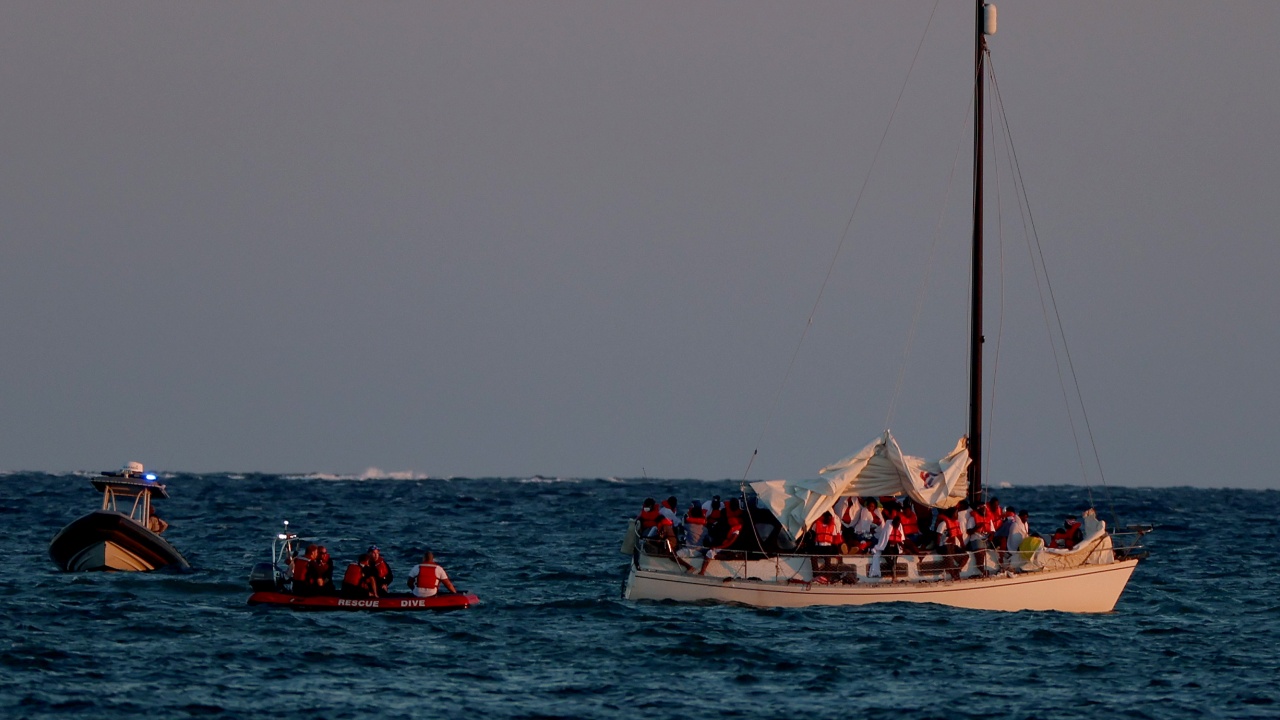 25 мигранти загинаха при потъването на лодка край бреговете на Тунис