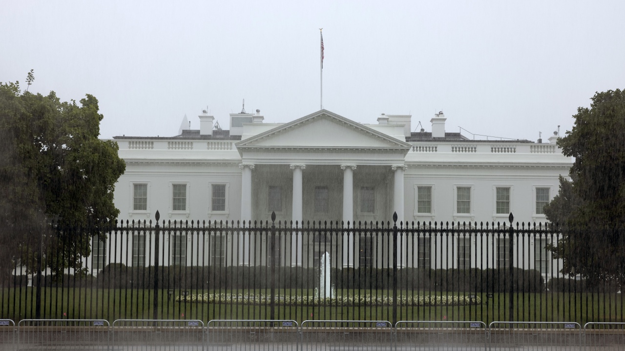 Дете пропълзя под оградата на Белия дом