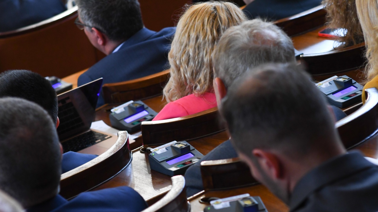 Без заседание на парламента утре, депутатите приеха оставката на Лена Бориславова