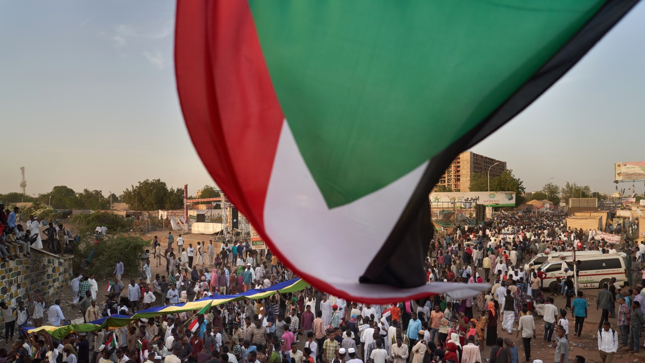 Десетки хиляди суданци бягат от родината си
