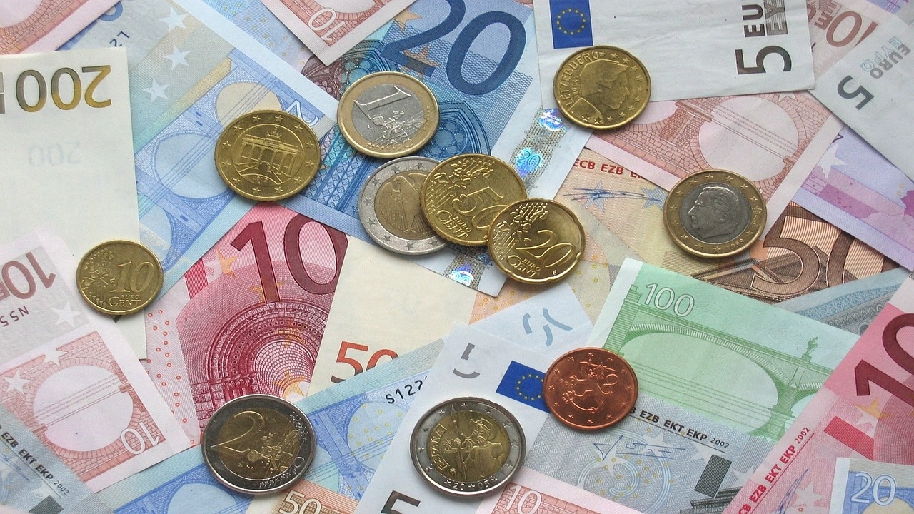 Еврото падна под 1,10 долара