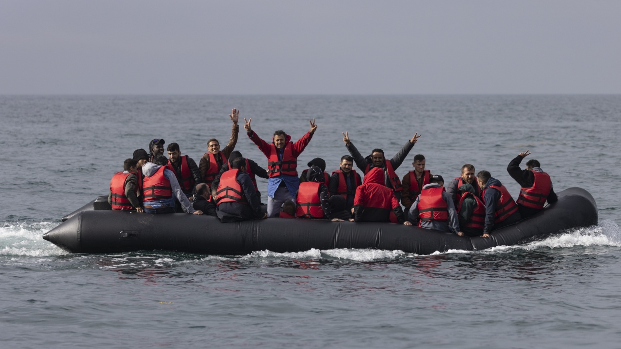 Стотици мигранти с лодки пристигнаха в Лампедуза