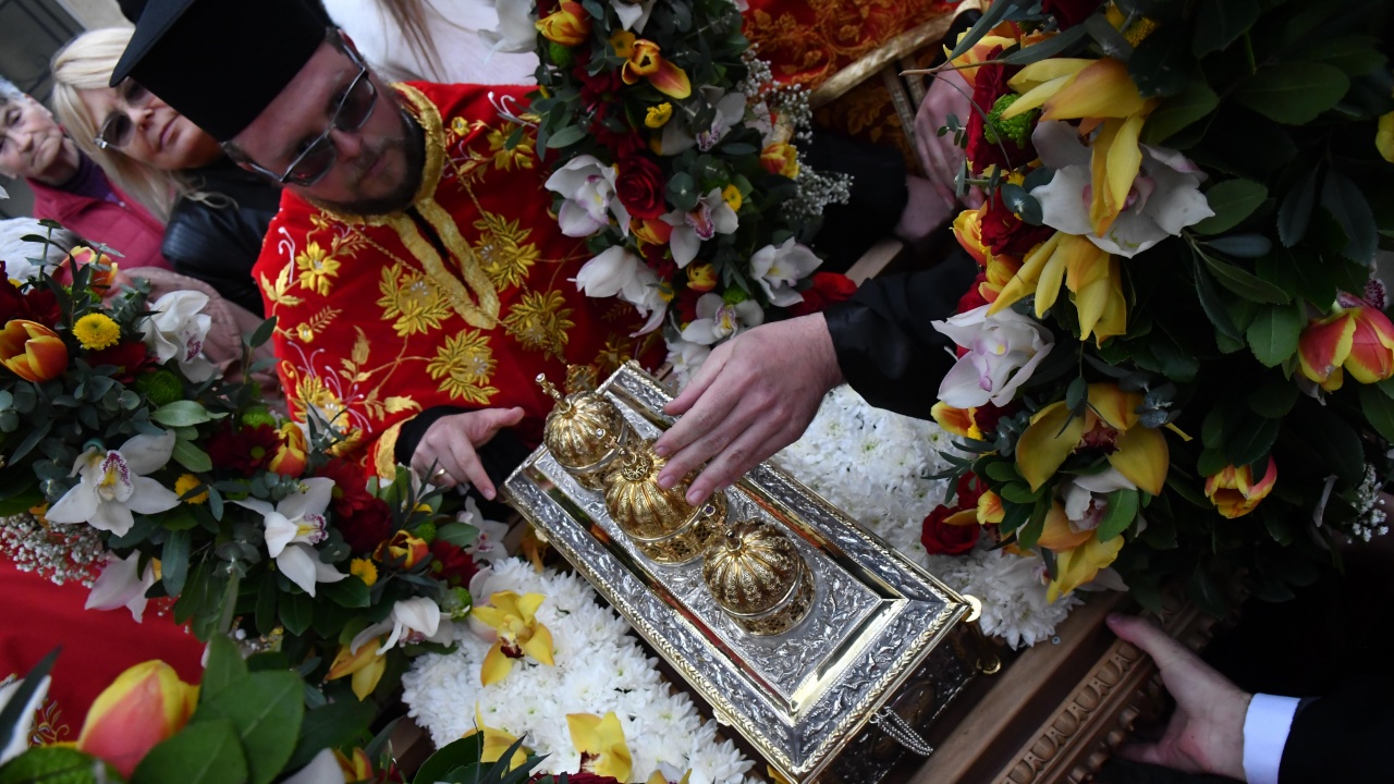 Хиляди вярващи почетоха мощите на св. великомъченик Георги Победоносец в храма "Св. София"