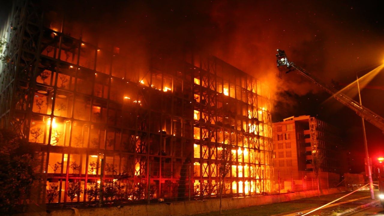 Седем души са пострадали при пожара в жилищен комплекс в Измир