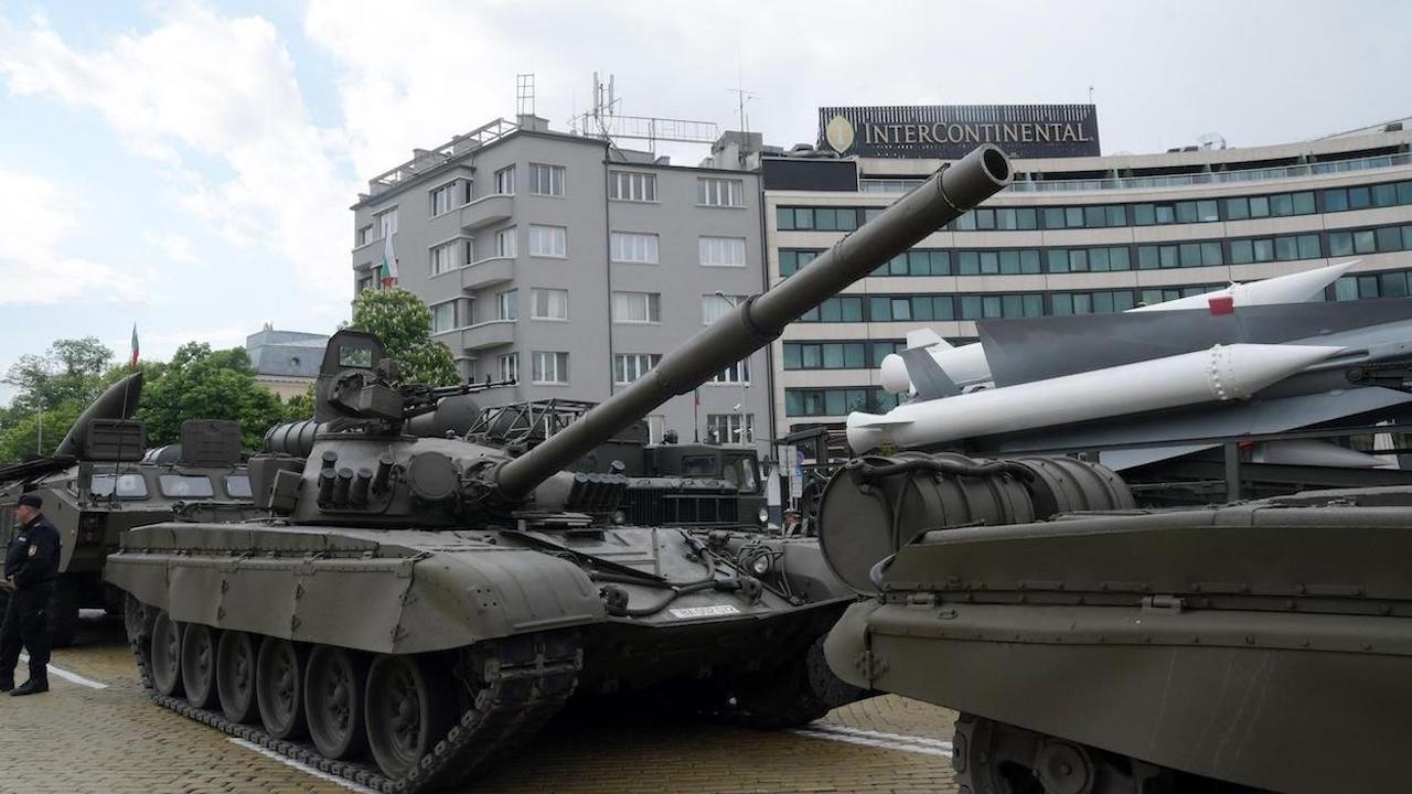 Започва придвижването на военна техника към София по случай 6-и май