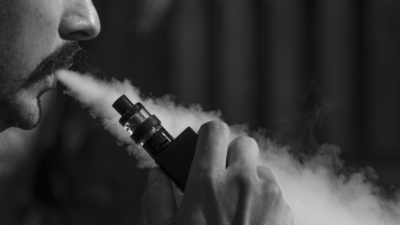Австралия въвежда мерки за ограничаване използването на електронни цигари