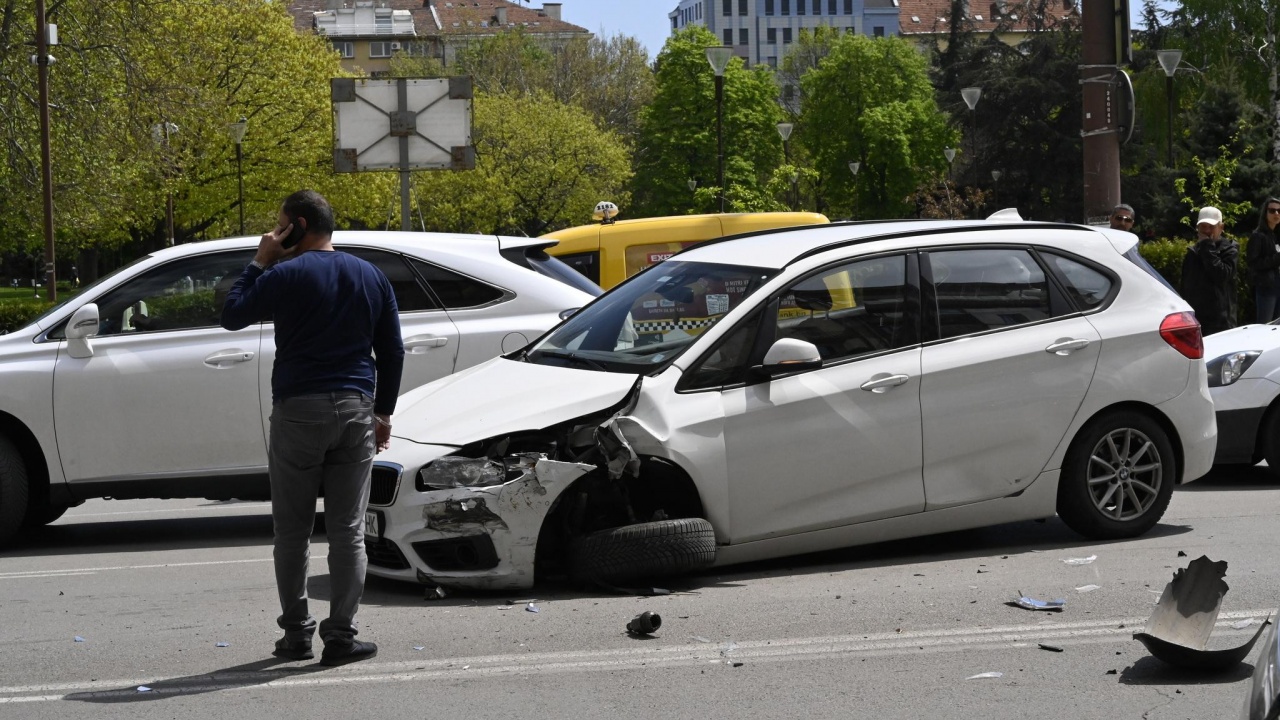 Две коли се блъснаха на кръстовище в центъра на София