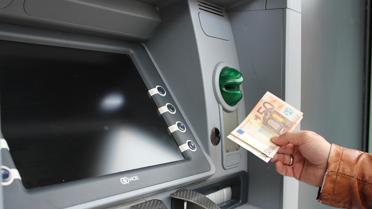 Обиски в Румъния заради банкомати, заредени с фалшиви банкноти