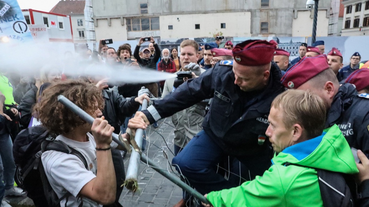 Унгарската полиция използва сълзотворен газ срещу протестиращи ученици