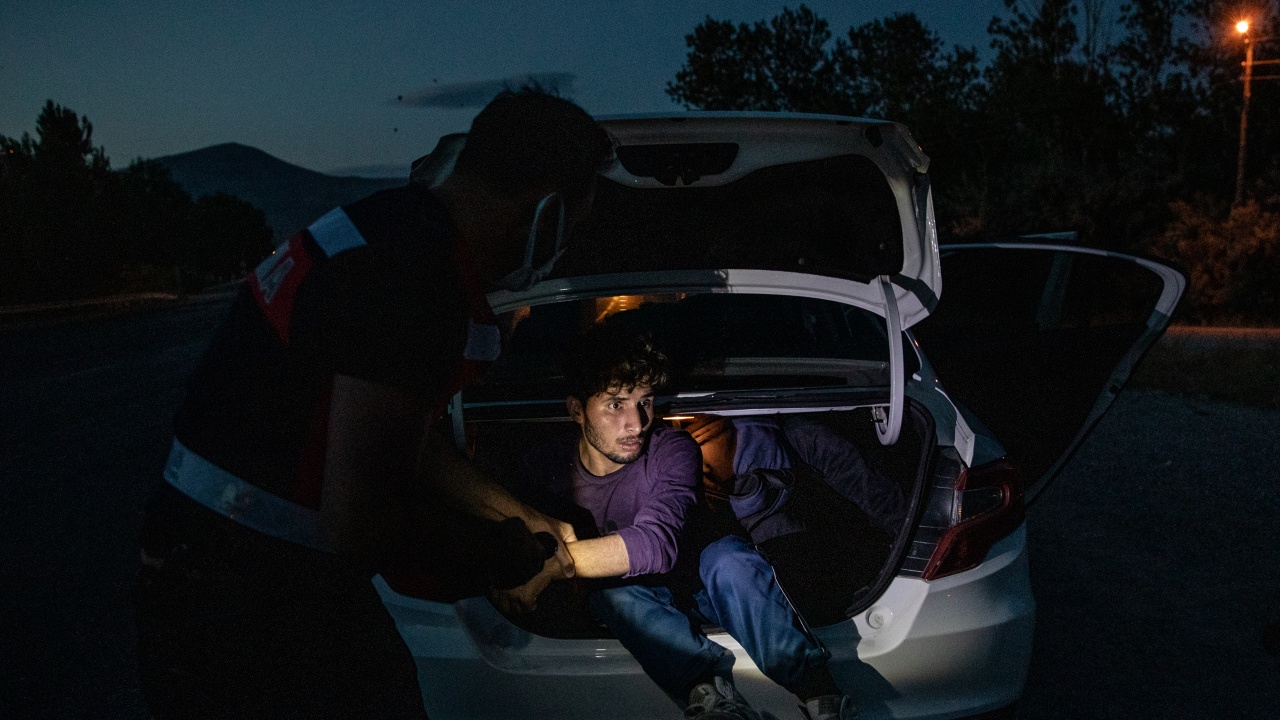 Грък напъха нелегални мигранти в багажника на колата си