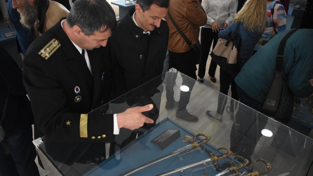 Военноморският музей във Варна показва сабите на българската армия