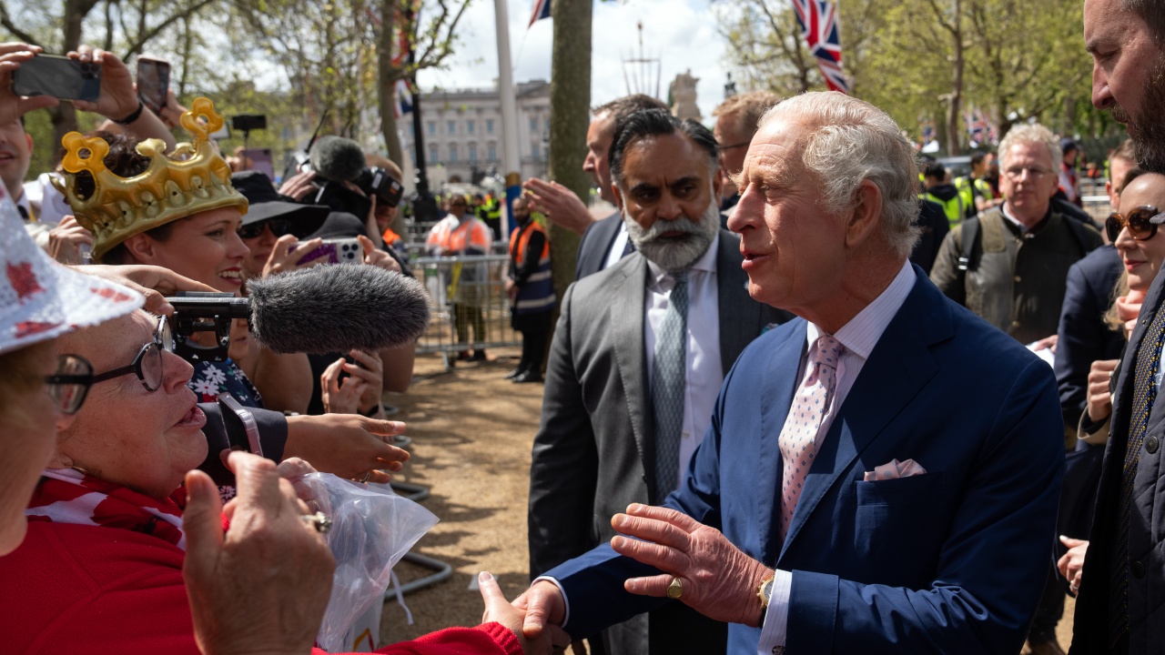 Крал Чарлз Трети изненада събралото се множеството пред Бъкингамския дворец